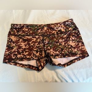 Fleo Digi cameo large shorts.  Excellent condition!